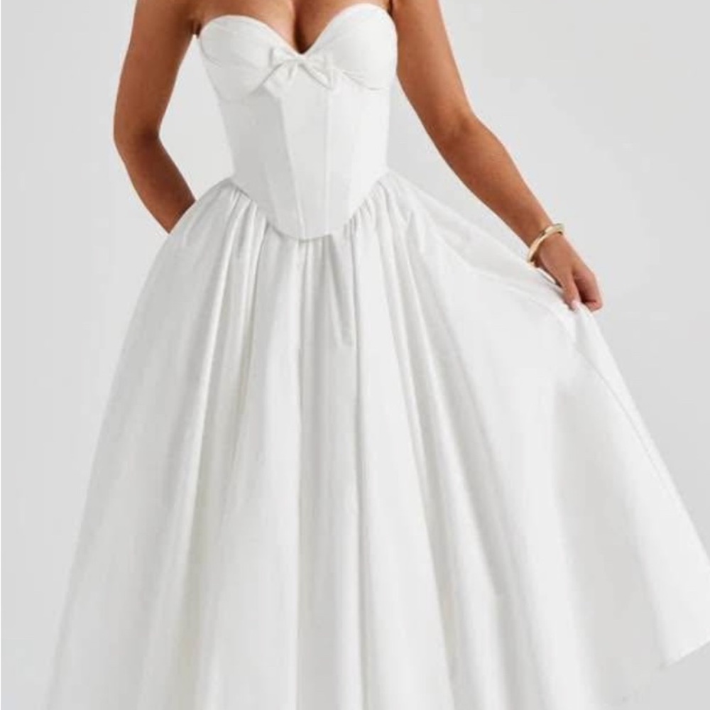 Elegant White Strapless Dress - Picture 2 of 5